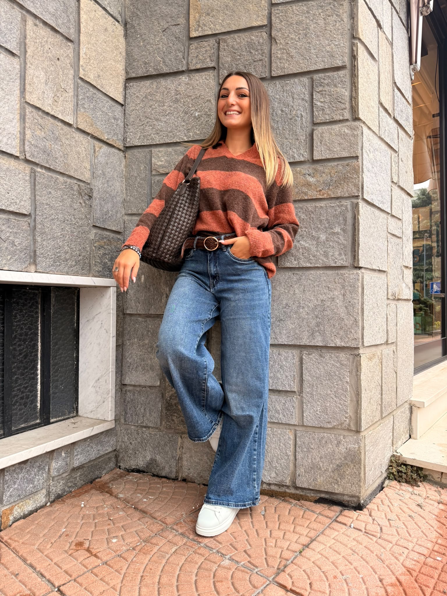 Jeans gamba larga con cintura